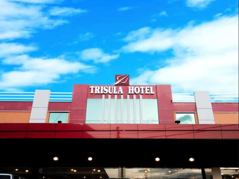 Oyo 3936 Hotel Trisula 马卡萨 外观 照片